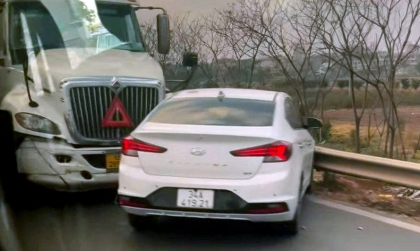 Ảnh TNGT: Hyundai Elantra đấu đầu trực điện cùng công-ten-nơ