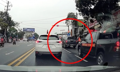 Ý thức Giao thông: Lúng túng vì sợ bị phạt nguội, người dân không dám nhường đường cho xe ưu tiên đang hú còi