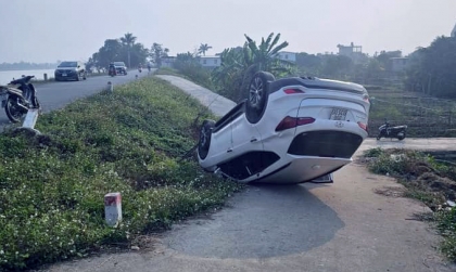 Ảnh TNGT: Hyundai Santa Fe tránh xe đi ngược chiều, 