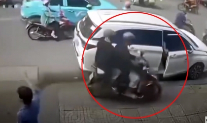 Clip TNGT: Dừng xe đúng quy định vẫn bị xe máy lao lên vỉa hè đâm bằng được