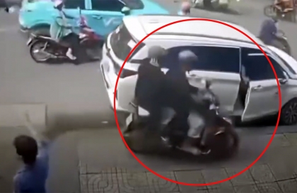 Clip TNGT: Dừng xe đúng quy định vẫn bị xe máy lao lên vỉa hè đâm bằng được