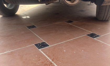 Ống xả XL7 bắn ra nước thế này là gì thế ạ?