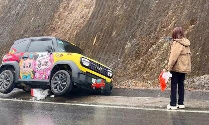 Clip TNGT: Vào cua đường trơn trượt, nữ tài xế cầm lái VinFast VF 3 lao thẳng xe xuống rãnh tại Yên Bái