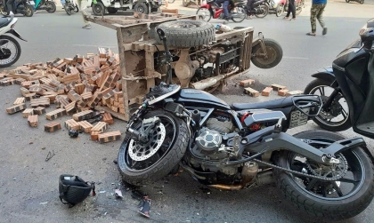Ảnh TNGT: Đâm lật xe tự chế chở gạch, thanh niên chạy Ducati ngã gãy tay