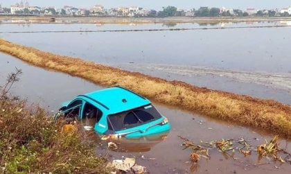 Ảnh TNGT: Taxi Xanh SM mất lái lao xuống mương ngày 29 tết