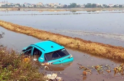 Ảnh TNGT: Taxi Xanh SM mất lái lao xuống mương ngày 29 tết