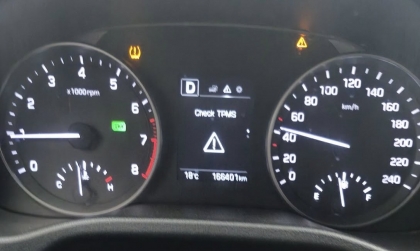 Các bác giải thích giúp xe em bị cảm biến lốp hay gì ạ?