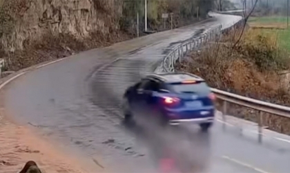 Clip TNGT: Đường trơn tốc độ cao, tài xế mất lái lao vào vách núi