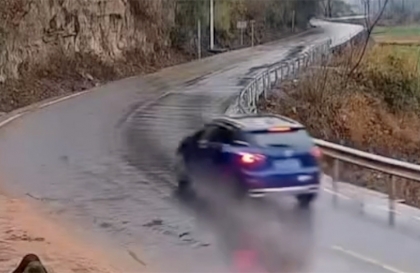 Clip TNGT: Đường trơn tốc độ cao, tài xế mất lái lao vào vách núi