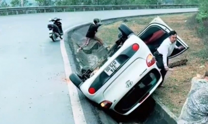Clip TNGT: Hyundai Grand i10 đổ đèo mất lái, lật ngửa dưới mương nước