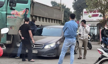 Ảnh TNGT: Mercedes-Benz C-class vào cua đúng điểm mù bị Howo đâm phải