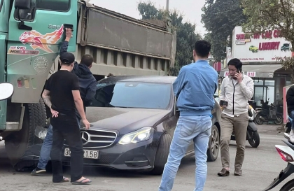 Ảnh TNGT: Mercedes-Benz C-class vào cua đúng điểm mù bị Howo đâm phải