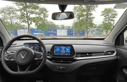 Xin tư vấn xe Vf5 lỗi sáng màn hình sau vô lăng và tự sụt pin 10% mỗi 24h