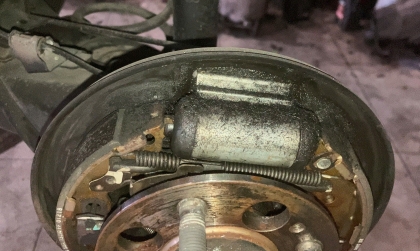 Kia Morning bị xì dầu vào thắng thế này là sao nhỉ?