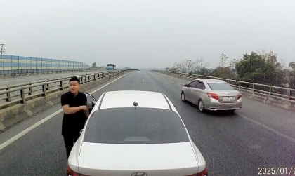 Ý thức giao thông: Lạ lùng tài xế Hyundai Accent chặn đầu không cho xe khác đi trên cao tốc