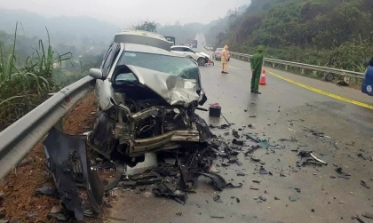 Clip TNGT: Đường mưa trơn trượt, tài xế KIA Cerato đâm thẳng xe tập lái, văng cả hộp số ra ngoài