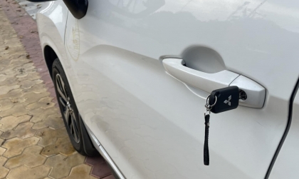 Xin cách xử lý xe Xpander không mở được cửa do hết bình