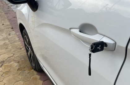 Xin cách xử lý xe Xpander không mở được cửa do hết bình