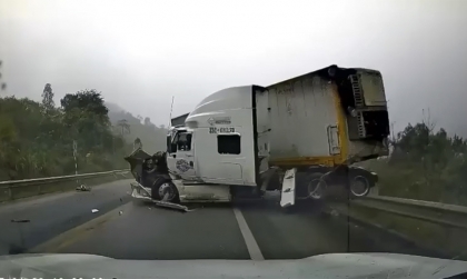 Clip TNGT: Kinh hoàng công-ten-nơ mất lái đâm vào hộ lan rồi văng xuống vực