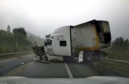 Clip TNGT: Kinh hoàng công-ten-nơ mất lái đâm vào hộ lan rồi văng xuống vực