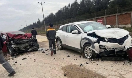 Clip TNGT: Nissan Almera biến dạng không nhận ra hình hài vì đấu đầu với VinFast VF 6