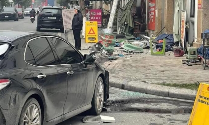 Ảnh TNGT: Toyota Camry mất lái, lao lên vỉa hè hạ gục hàng loạt bàn ghế và cột điện