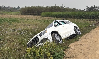Ảnh TNGT: Mất lái, tài xế khiến Mercedes-Maybach GLS 480 lao xuống vệ đường