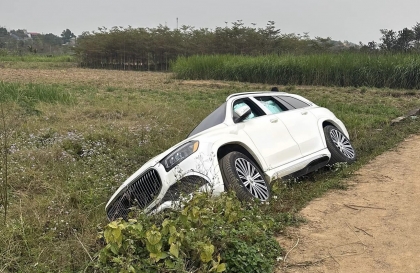 Ảnh TNGT: Mất lái, tài xế khiến Mercedes-Maybach GLS 480 lao xuống vệ đường