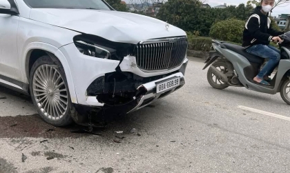Ảnh TNGT: Mercedes-Maybach GLS 600 đâm Honda AirBlade bắn lên vỉa hè