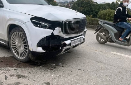 Ảnh TNGT: Mercedes-Maybach GLS 600 đâm Honda AirBlade bắn lên vỉa hè