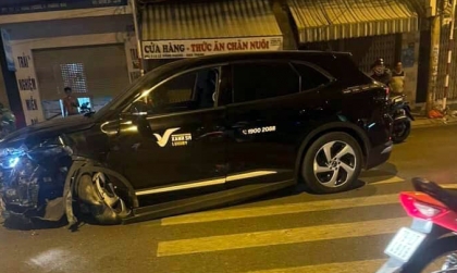 Ảnh TNGT: VinFast VF 8 đâm văng cục bê tông ra giữa đường