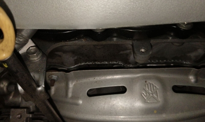 Toyota Vios bị văng dầu trong khoang máy thế này thì xử lý sao?