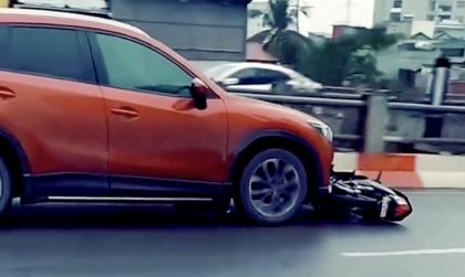 Clip TNGT: Mazda CX-5 kéo lê xe máy dưới gầm, vượt cầu Vĩnh Tuy, chạy từ quận Long Biên sang quận Hai Bà Trưng