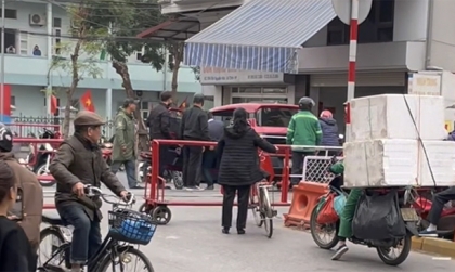 Clip: Lóng ngóng qua đường tàu, tài xế khiến VinFast VF 3 bị mắc kẹt trên đường khi tàu đang tới