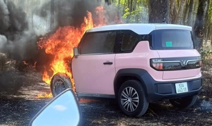 Clip TNGT: Lại thêm một chiếc VinFast VF 3 bốc cháy không rõ nguyên nhân
