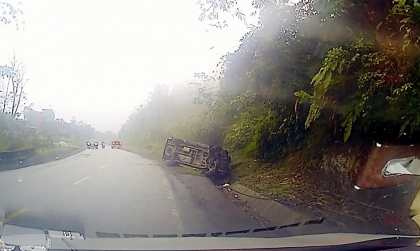 Clip TNGT: Đổ đèo mất lái, bán tải lao vào vách núi rồi lật nghiêng dưới mương thoát nước
