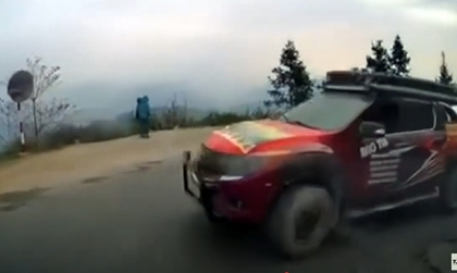 Ý thức Giao thông: Đoàn xe bán tải lấn làn vượt ẩu trên đèo vẫn dùng còi hụ ép xe khác