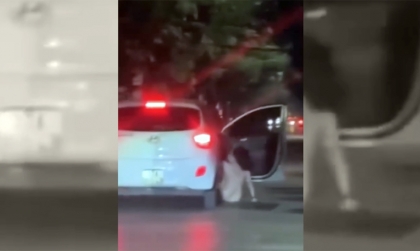Clip TNGT: Hyundai Grand i10 đang đi văng cả nữ hành khách ra đường tại Nghệ An