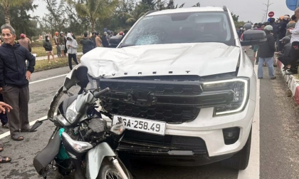 Ảnh TNGT: Xe máy dính chặn vào đầu xe Ford Everest sau tai nạn