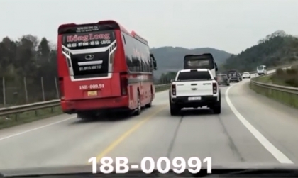 Ý thức Giao thông: CSGT phạt tài xế xe khách vượt ẩu trên cao tốc Nội Bài - Lào Cai với clip do người cung cấp