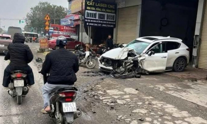 Clip TNGT: Kinh hoàng VinFast VF 6 lấn làn vượt ẩu, đấu đầu trực tiếp với Mazda CX-5