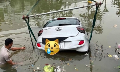 Ảnh TNGT: Mất lái, Hyundai Grand i10 lao thẳng xuống mương