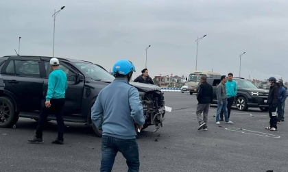 Ảnh TNGT: Hyundai Santa Fe và Ford Everest thử độ cứng tại cầu Lạc Quần, Nam Định