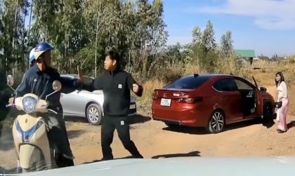 Ý thức giao thông: Thanh niên trên Honda City hùng hổ đòi đánh người khác vì bị nhắc nhở vì đỗ xe giữa đường