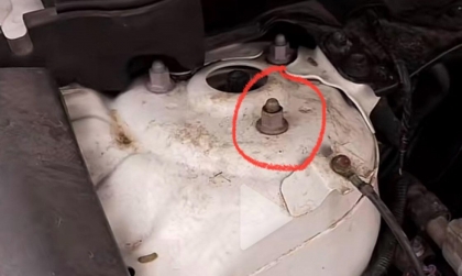 Mazda CX-8 bị rỉ chân ốc chỗ phuộc thì có sao không ạ?