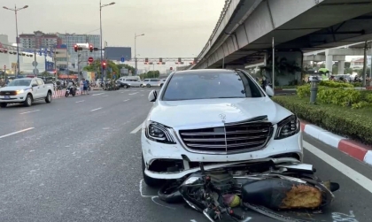 Clip TNGT: Mercedes-Benz S-Class đâm hàng loạt xe máy dừng chờ đèn đỏ
