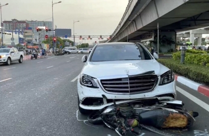 Clip TNGT: Mercedes-Benz S-Class đâm hàng loạt xe máy dừng chờ đèn đỏ