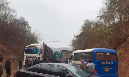 Clip TNGT: Toyota Camry vượt trong góc cua khuất, phang thẳng xe tải ngược chiều