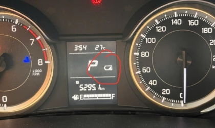 Suzuki Ertiga cứ bật lên là báo hình cục pin thế này là sao?