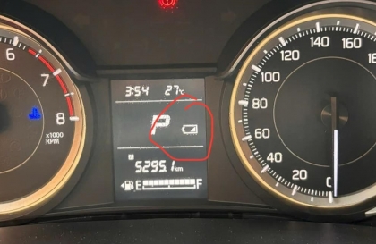 Suzuki Ertiga cứ bật lên là báo hình cục pin thế này là sao?